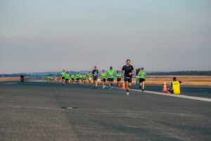 3 mil corredores participarão da Flying Run Sunset BSB 2025 no Aeroporto de Brasília neste sábado (2)