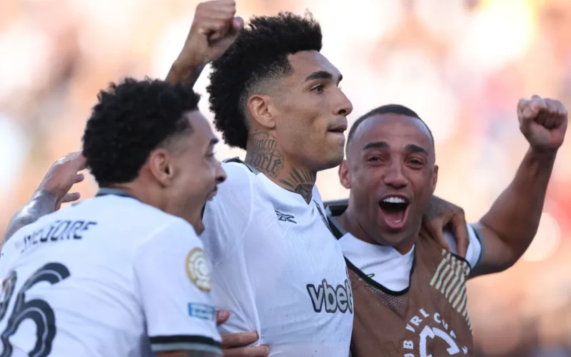 Botafogo surpreende e vence PSG, repetindo feito histórico de 1984 com Igor Jesus em destaque em 2025.