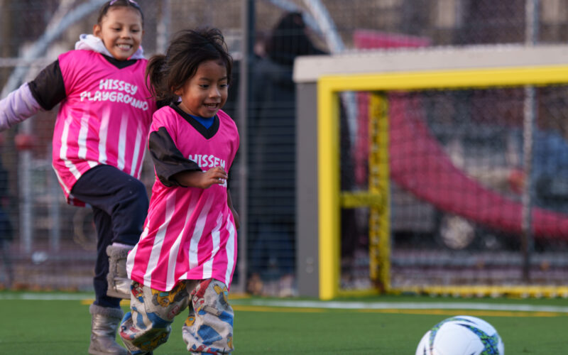 love.fútbol atinge o marco de 100 espaços esportivos em 23 países e reforça impacto global do esporte para o desenvolvimento