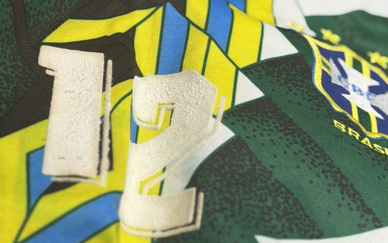 Pátio Higienópolis reúne camisas originais de lendas da Seleção Brasileira e do futebol mundial na exposição inédita “Mantos Campeões”